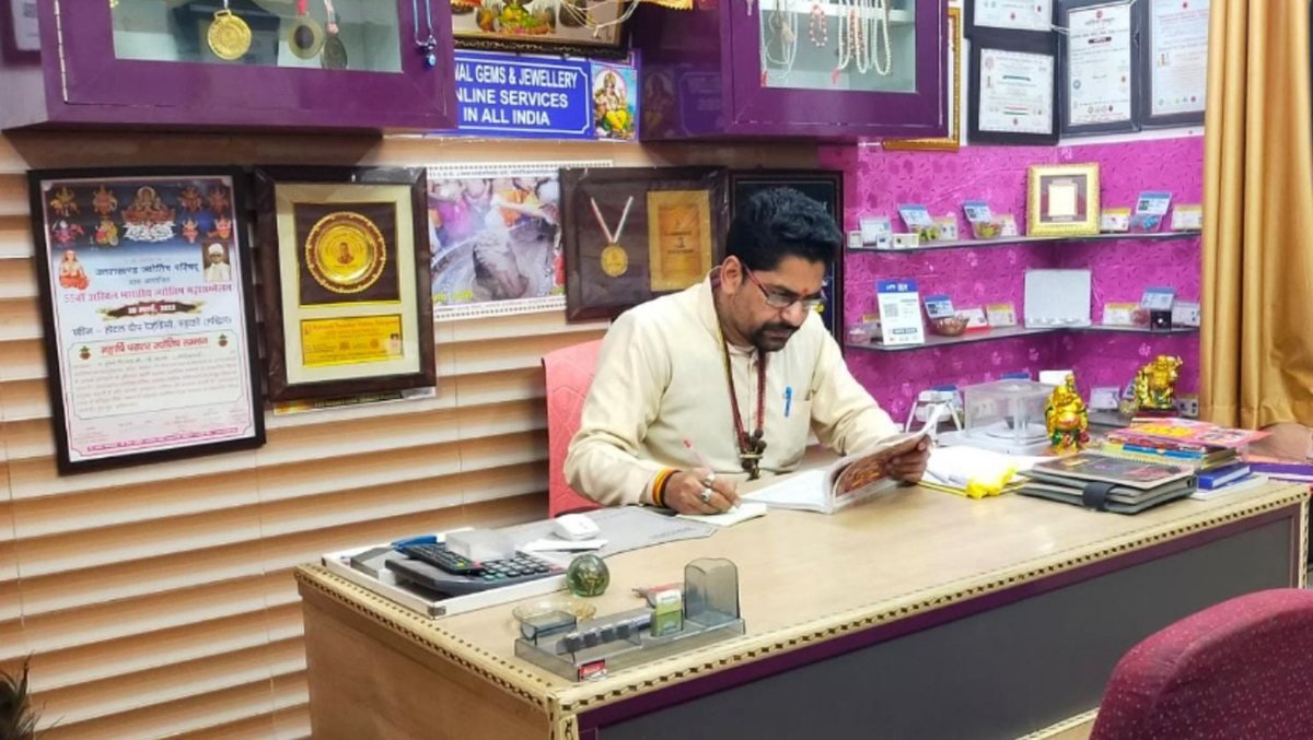 Pt. Mukesh Petwal at Petwal Gems, Dwarka